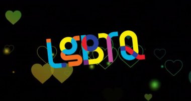 Igbtq metninin animasyonu ve siyah arkaplanda gökkuşağı kalpleri. Gurur ayı, lgbtq, insan hakları ve eşitlik kavramı dijital olarak oluşturulmuş video.
