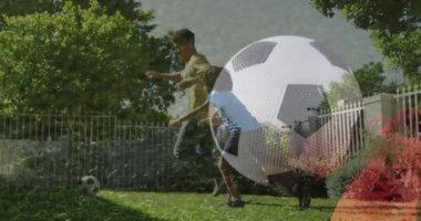Spor ayakkabısı ve futbol üzerinden futbol oynayan Afro-Amerikan kardeşlerin animasyonu. Küresel spor ve dijital arayüz kavramı dijital olarak oluşturulmuş video.