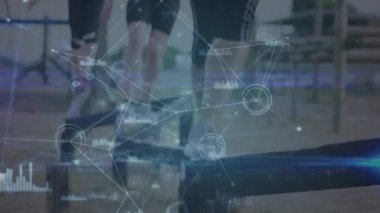 Engelli koşu parkurunda çeşitli kadınlar üzerinde veri işleme animasyonu. Küresel spor, sağlık, fitness ve dijital arayüz kavramı dijital olarak oluşturulmuş video.