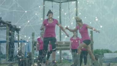 Engelli parkurunda koçu olan çeşitli kadınlar üzerinde bir animasyon. Küresel spor, sağlık, fitness ve dijital arayüz kavramı dijital olarak oluşturulmuş video.