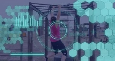 Engelli parkurunda asılı duran çeşitli kadınlar üzerinde veri işleme animasyonu. Küresel spor, sağlık, fitness ve dijital arayüz kavramı dijital olarak oluşturulmuş video.