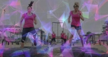 Engelli koşu parkurunda çeşitli kadınlar üzerinde şekil ve veri işleme animasyonları. Küresel spor, sağlık, fitness ve dijital arayüz kavramı dijital olarak oluşturulmuş video.
