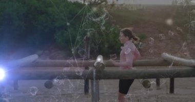 Engelli koşu parkurunda beyaz kadınların üzerinde şekiller ve DNA ipliklerinin oluşturulması. Küresel spor, sağlık, fitness ve dijital arayüz kavramı dijital olarak oluşturulmuş video.