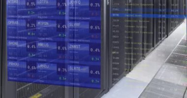Bilgisayar sunucularının animasyonu ve finansal veri işleme. Küresel iş, finans, hesaplama ve veri işleme kavramı dijital olarak oluşturulmuş video.