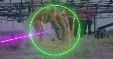 Engel parkurunda çeşitli kadınların üzerinde neon şekiller dolaşır. Küresel spor, sağlık, fitness ve dijital arayüz kavramı dijital olarak oluşturulmuş video.