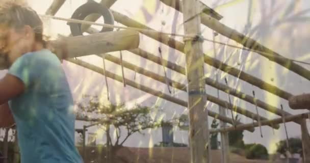 Animacja Trawy Nad Różnymi Kobietami Torze Przeszkód Niosących Drewniane Pręty — Wideo stockowe