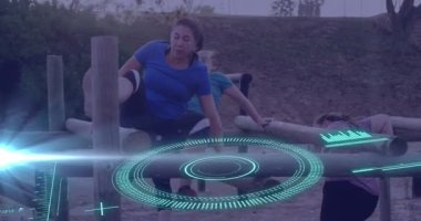 Engelli parkurunda koçu olan çeşitli kadınlar üzerinde bir animasyon. Küresel spor, sağlık, fitness ve dijital arayüz kavramı dijital olarak oluşturulmuş video.