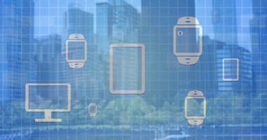 Şehrin çevresindeki elektronik cihazlarda çevrimiçi sohbet ve veri işleme animasyonları. Küresel iş, finans, bulut hesaplama ve veri işleme kavramı dijital olarak oluşturulmuş video.