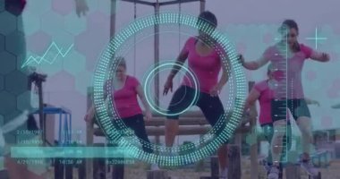 Engelli koşu parkurunda çeşitli kadınlar üzerinde veri işleme animasyonu. Küresel spor, sağlık, fitness ve dijital arayüz kavramı dijital olarak oluşturulmuş video.
