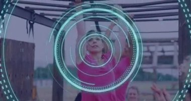 Engelli parkurunda koçu olan çeşitli kadınlar üzerinde bir animasyon. Küresel spor, sağlık, fitness ve dijital arayüz kavramı dijital olarak oluşturulmuş video.