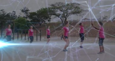 Engelli parkurunda koçu olan çeşitli kadınlar üzerinde bir animasyon. Küresel spor, sağlık, fitness ve dijital arayüz kavramı dijital olarak oluşturulmuş video.