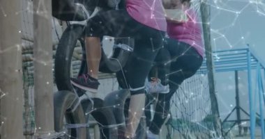 Engelli parkurunda koçu olan çeşitli kadınlar üzerinde bir animasyon. Küresel spor, sağlık, fitness ve dijital arayüz kavramı dijital olarak oluşturulmuş video.
