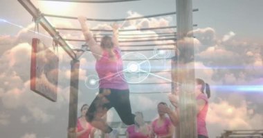 Engelli parkurunda koçu olan çeşitli kadınlar üzerinde bir animasyon. Küresel spor, sağlık, fitness ve dijital arayüz kavramı dijital olarak oluşturulmuş video.