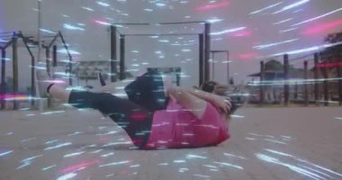 Engelli parkurunda koçu olan çeşitli kadınlar üzerinde bir animasyon. Küresel spor, sağlık, fitness ve dijital arayüz kavramı dijital olarak oluşturulmuş video.