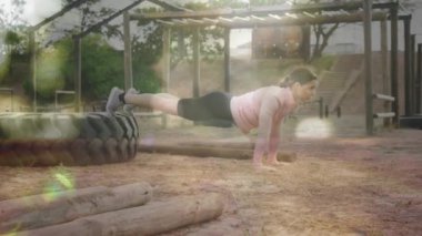 Engelli parkurunda şınav çeken beyaz bir kadının üzerindeki ışık lekelerinin canlandırılması. Küresel spor, sağlık, fitness ve dijital arayüz kavramı dijital olarak oluşturulmuş video.