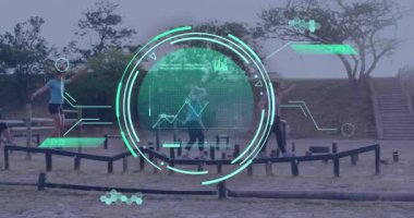 Engelli parkurunda koçu olan çeşitli kadınlar üzerinde bir animasyon. Küresel spor, sağlık, fitness ve dijital arayüz kavramı dijital olarak oluşturulmuş video.