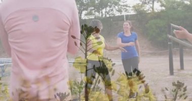 Engelli parkurunda koçu olan çeşitli kadınlar üzerinde bir animasyon. Küresel spor, sağlık, fitness ve dijital arayüz kavramı dijital olarak oluşturulmuş video.