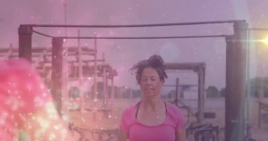 Engelli parkurundaki çeşitli kadınlar üzerinde bir animasyon. Küresel spor, sağlık, fitness ve dijital arayüz kavramı dijital olarak oluşturulmuş video.