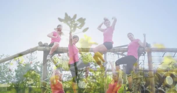 障害物コースで多様な女性の上の植物のアニメーション手を上げる グローバルスポーツ フィットネス デジタルインターフェイスの概念デジタル生成ビデオ — ストック動画