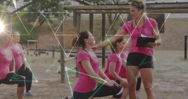 Animation Von Formen Über Verschiedene Frauen Mit Trainer Beim Hindernisparcour — Stockvideo