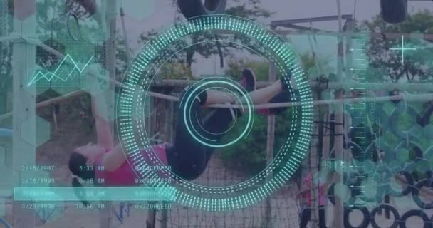 코스를 오르는 여성들에 데이터 애니메이션 글로벌 스포츠 디지털 인터페이스 디지털 — 비디오