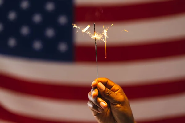 Egy Félvér Ember Keze Aki Amerikai Egyesült Államok Csillagszóróját Zászlaját — Stock Fotó