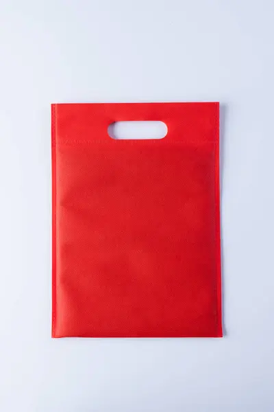 Hochwinkelansicht Der Roten Tasche Mit Kopierraum Auf Weißem Hintergrund Taschen — Stockfoto