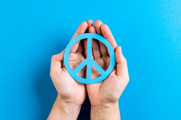 青い背景にコピースペースのある平和サインを持つ白人女性の手を閉じてください 平和と反戦運動の概念 — ストック写真