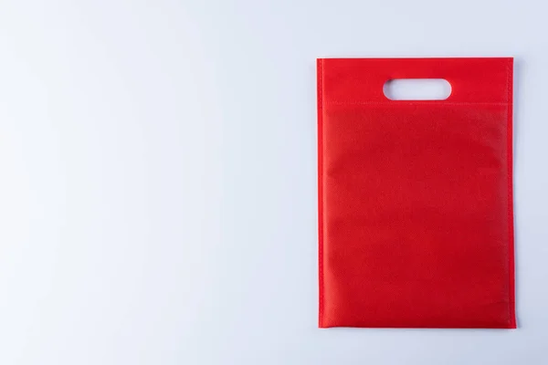 Hoge Hoek Weergave Van Rode Tas Met Kopieerruimte Witte Achtergrond — Stockfoto