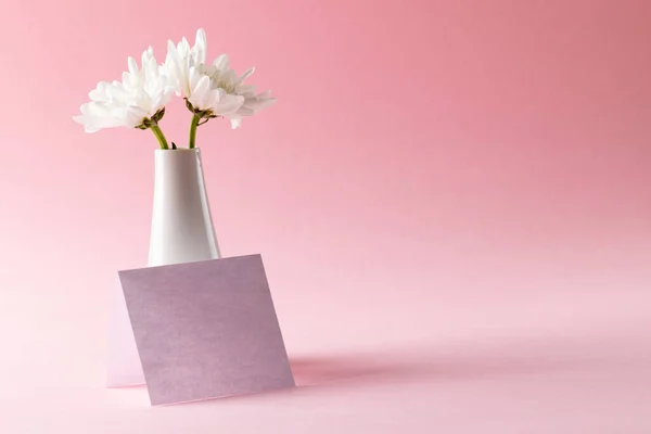 Afbeelding Van Witte Bloemen Witte Vaas Kaart Met Kopieerruimte Roze — Stockfoto