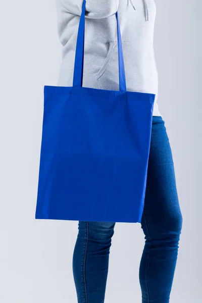 白人女人拿着蓝色帆布袋 灰色背景上有复制空间 包包和时尚概念 — 图库照片