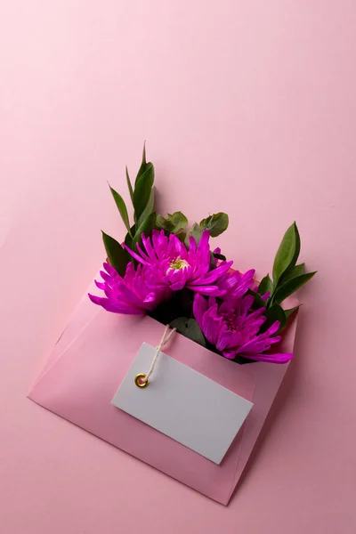 Afbeelding Van Roze Bloemen Roze Envelop Met Kopieerruimte Roze Achtergrond — Stockfoto