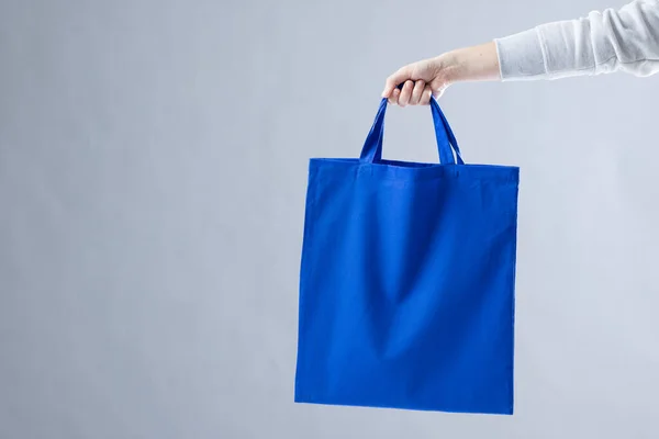 Hand Caucasian Woman Holding Blue Canvas Bag Copy Space Grey — Stock Photo, Image