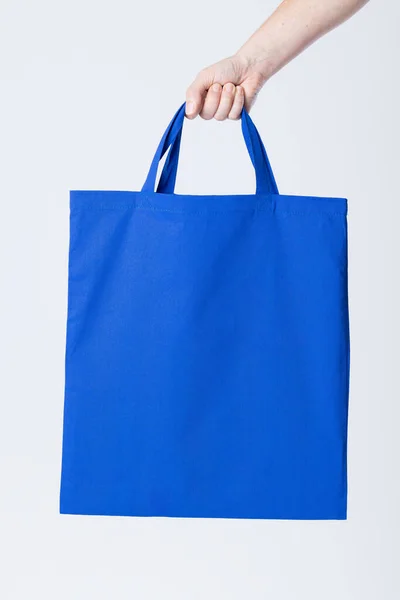 Hand Van Blanke Vrouw Met Blauwe Canvas Zak Met Kopieerruimte — Stockfoto