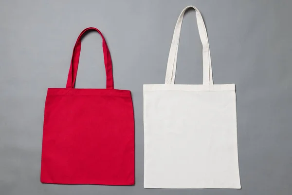 グレーの背景にコピースペースのある白と赤のキャンバスバッグを閉じます バッグとファッションのコンセプト — ストック写真