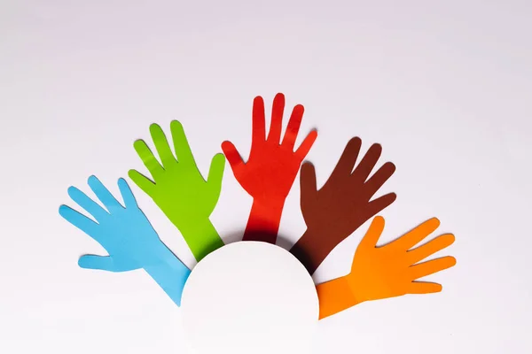Высокий Угол Обзора Бумаги Разноцветные Руки Белый Круг Копировальным Пространством — стоковое фото