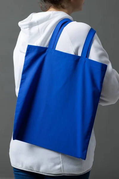 Λευκή Γυναίκα Κρατά Πάνω Από Τον Ώμο Μπλε Τσάντα Καμβά — Φωτογραφία Αρχείου