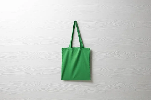 Närbild Hängande Grön Duk Väska Med Kopieringsutrymme Vit Bakgrund Väskor — Stockfoto