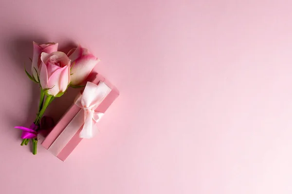 Imagem Rosas Rosa Caixa Rosa Com Espaço Cópia Sobre Fundo — Fotografia de Stock