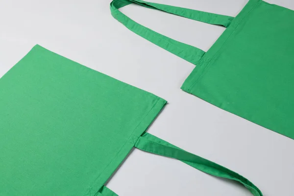 Υψηλή Γωνία Άποψη Των Δύο Πράσινων Τσάντες Καμβά Αντίγραφο Χώρου — Φωτογραφία Αρχείου