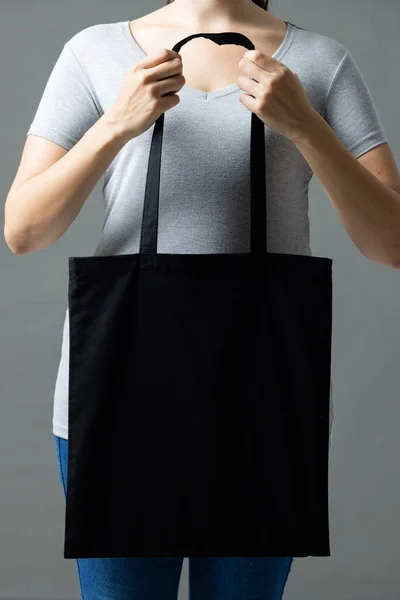 Blanke Vrouw Met Zwarte Canvas Tas Met Kopieerruimte Grijze Achtergrond — Stockfoto