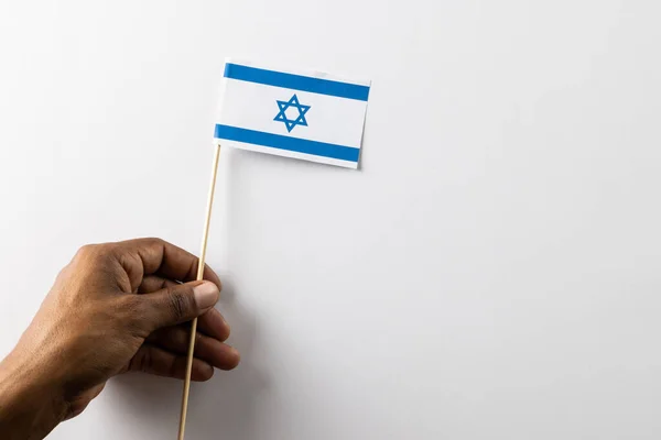 在白底有复制空间的以色列长臂猿假日旗的近照 犹太宗教和传统 — 图库照片