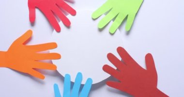 Renkli kağıttan yapılmış, beyaz arkaplanda fotokopi alanı olan dairelere dokunun. Topluluk, küresel, insanlar ve sanat.