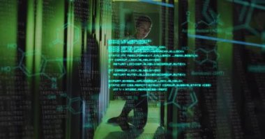 Değişen numaraların animasyonu, veri sunucusunu kontrol eden beyaz kadın üzerindeki molekül yapıları. Dijital bileşik, çoklu pozlama, anatomi, büyüme, teknoloji ve ağ sunucu kavramı.