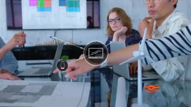 Ofisteki çeşitli iş adamlarının simgeleriyle bağlantı ağının animasyonu. Küresel iş, bağlantılar, hesaplama ve veri işleme kavramı dijital olarak oluşturulmuş video.