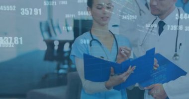 Animasyon panoları, grafikler, numaralar, çeşitli doktorlar hastanede hasta raporlarını tartışıyor. Dijital bileşik, çoklu maruz kalma, borsa, takım çalışması, büyüme, tıbbi ve sağlık hizmetleri.