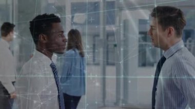 Ofisteki çeşitli iş adamlarıyla olan bağlantıların animasyonu. Küresel iş, bağlantılar, hesaplama ve veri işleme kavramı dijital olarak oluşturulmuş video.