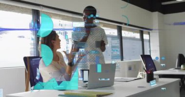 Veri işleme ve borsa animasyonları. Ofiste konuşan çeşitli iş kadınları üzerinde. Küresel iş ve dijital arayüz kavramı dijital olarak oluşturulmuş video.