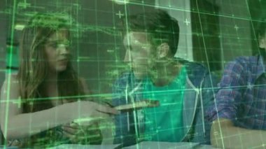 Not defterlerine yazı yazan Kafkas öğrencilerin veri işleme ve şekillerinin animasyonu. Küresel eğitim ve dijital arayüz kavramı dijital olarak oluşturulmuş video.