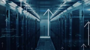 Arkaplandaki sunucu odasına karşı bilgisayar dili ve barların üzerindeki okları canlandırma. Dijital bileşik, çoklu pozlama, büyüme, iş, kodlama, teknoloji ve ağ sunucu kavramı.